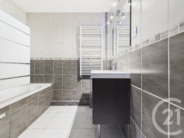 Appartement T4 à vendre - 4 pièces - 76,69 m2 - La Valette Du Var - 83 - PROVENCE-ALPES-COTE-D-AZUR