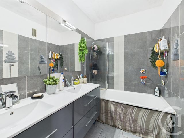 Appartement F3 &agrave; vendre - 3 pi&egrave;ces - 63,99 m2 - La Valette Du Var - 83 - PROVENCE-ALPES-COTE-D-AZUR