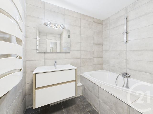 Appartement T4 &agrave; louer - 4 pi&egrave;ces - 78,64 m2 - La Garde - 83 - PROVENCE-ALPES-COTE-D-AZUR