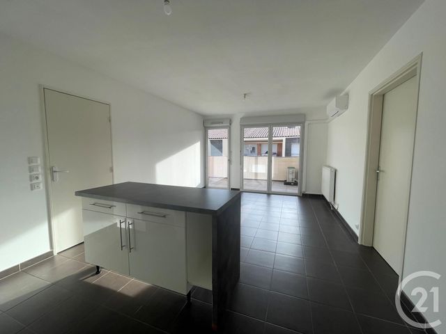 Appartement &agrave; louer - 3 pi&egrave;ces - 54,08 m2 - Cuers - 83 - PROVENCE-ALPES-COTE-D-AZUR